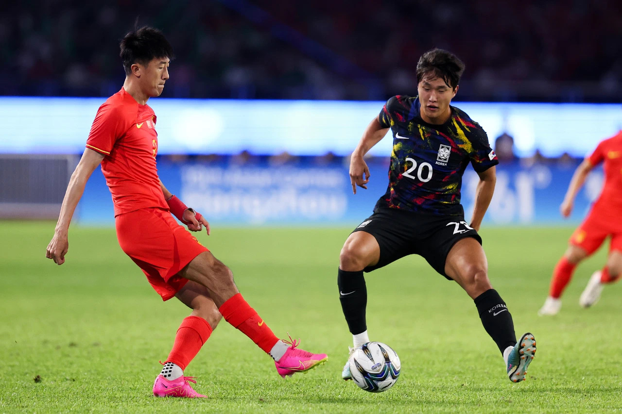 亚博体育平台-足总杯今夜再迎强敌；拉齐奥防线松动；主帅态度：引发热议；身体对抗强度拉满